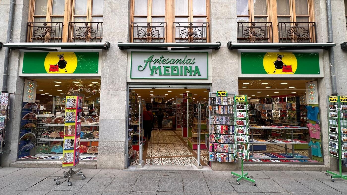 Fachada de la tienda de Artesanías Medina en la Plaza Bib-Rambla de Granada