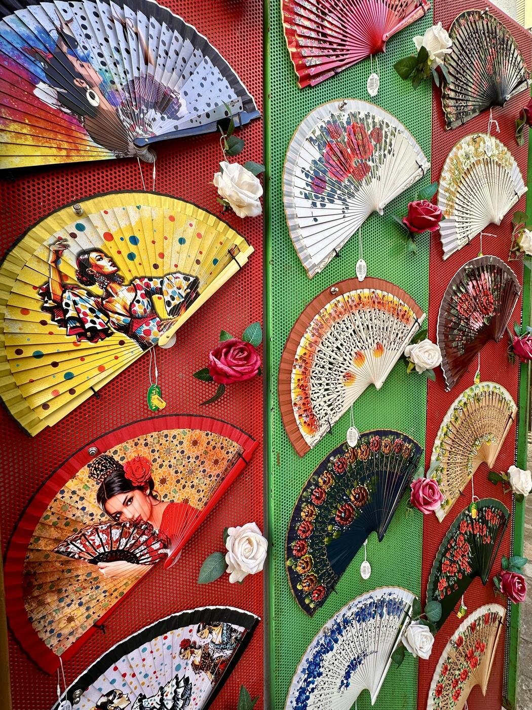 Pared de abanicos pintados a mano en la tienda de Córdoba