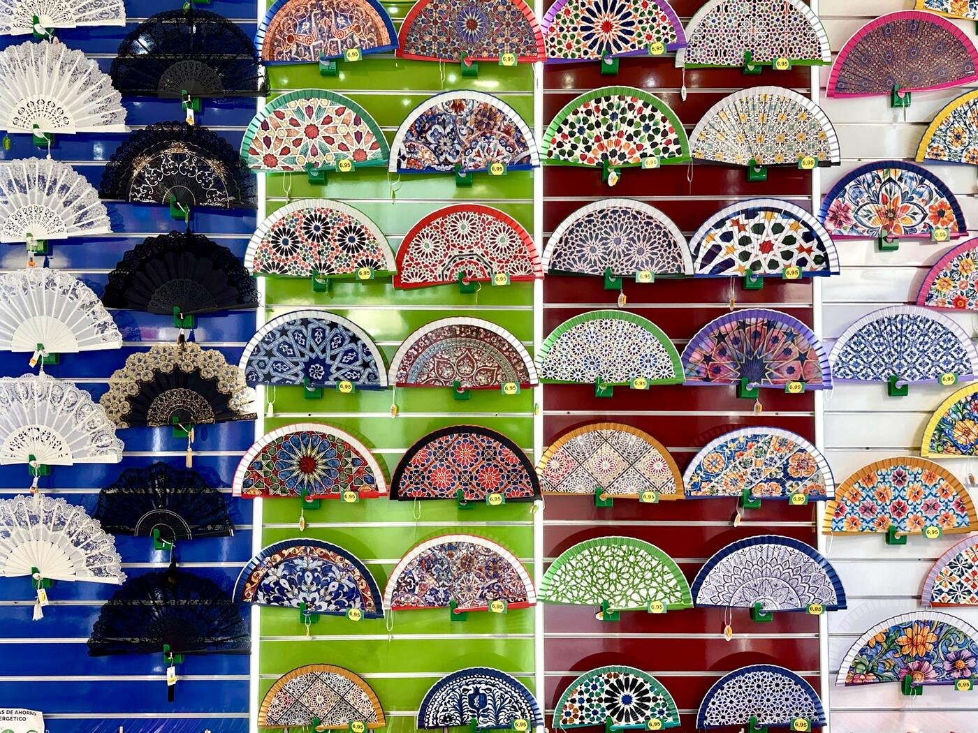 Expositor de abanicos en la tienda de Granada, Plaza Bib-Rambla