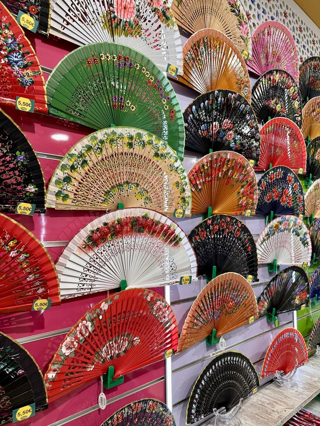 Abanicos de encaje expuestos en la tienda de Sevilla