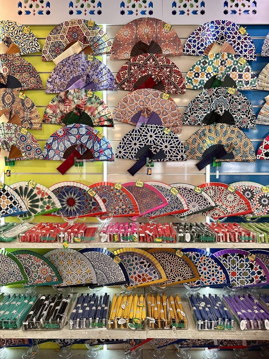 Pared de abanicos con motivos arabescos en la tienda de Ronda