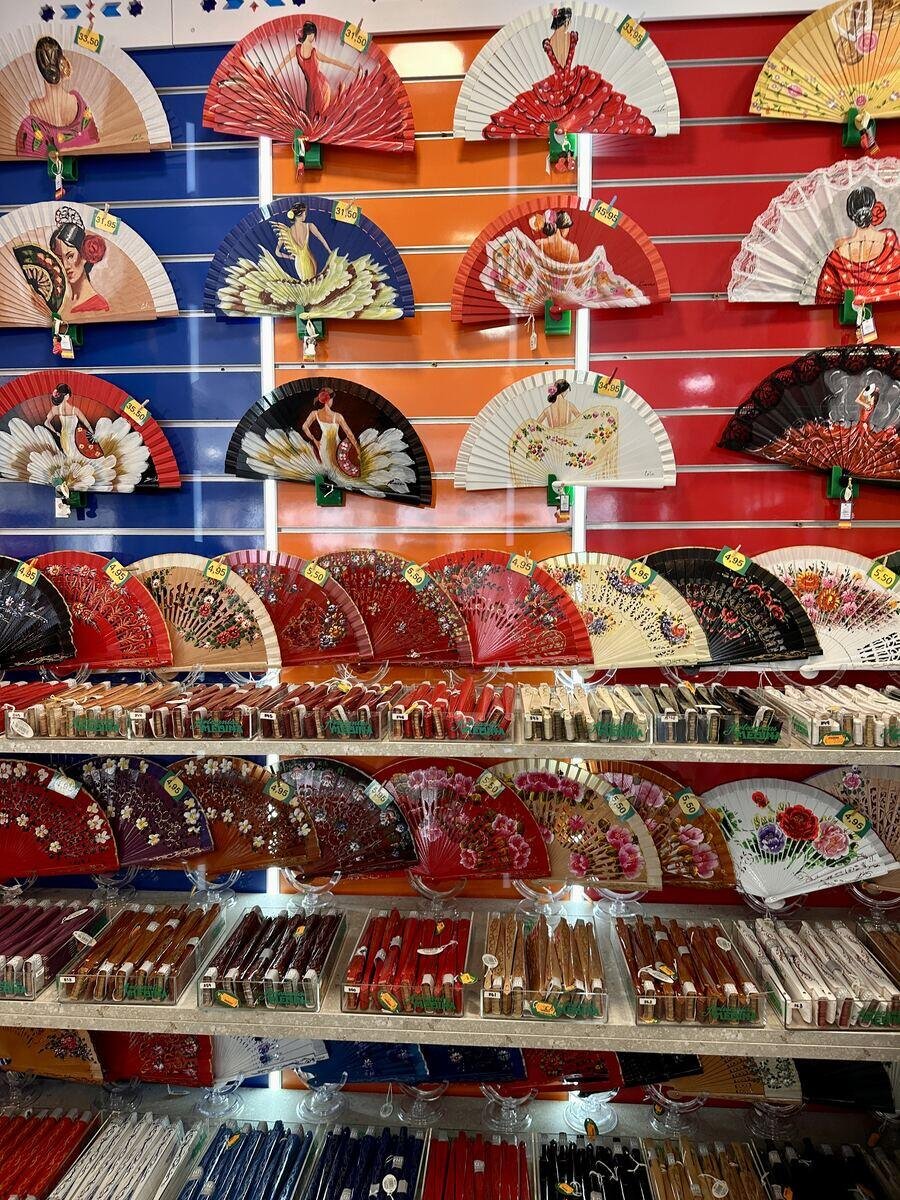 Abanicos de flamenca y abanicos rojos en la tienda de Ronda