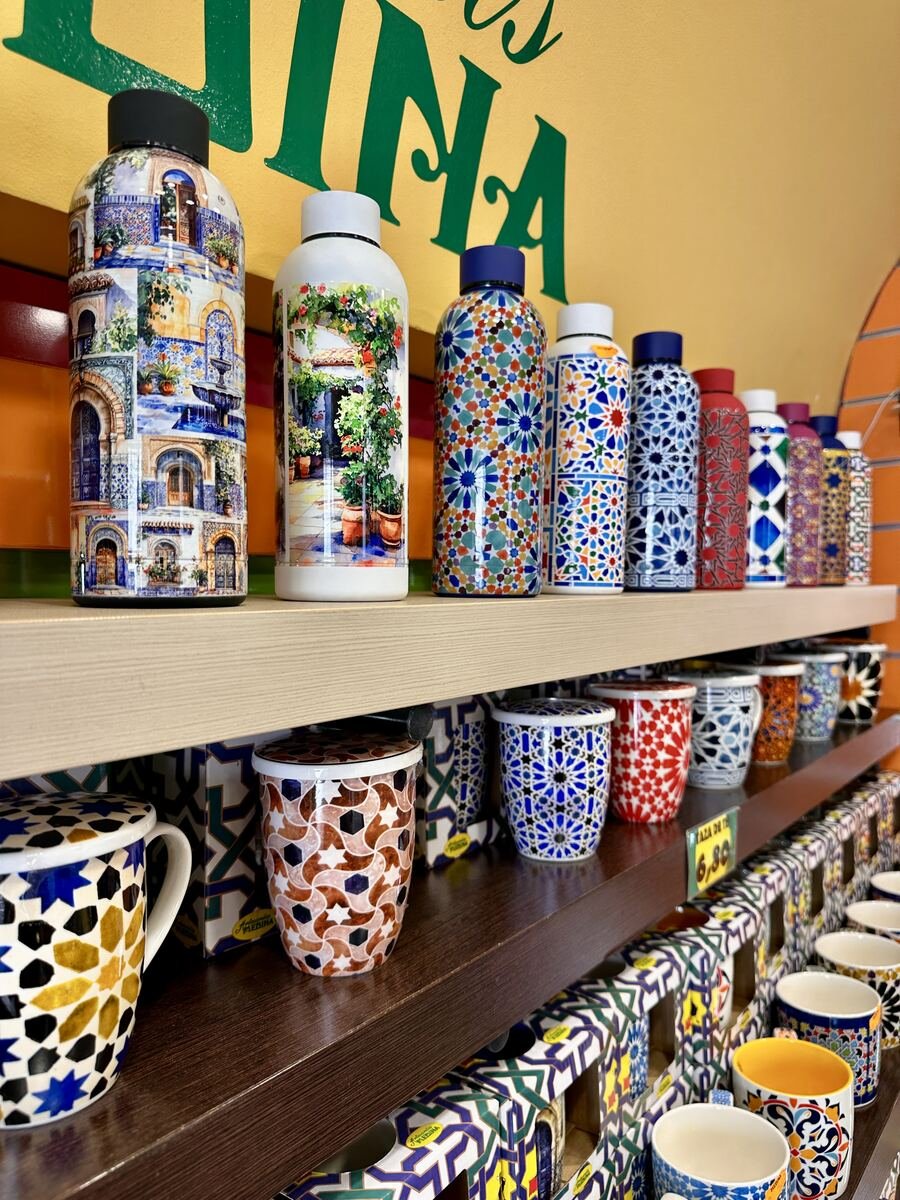 Botellas decoradas con motivos de azulejo en la tienda de Córdoba