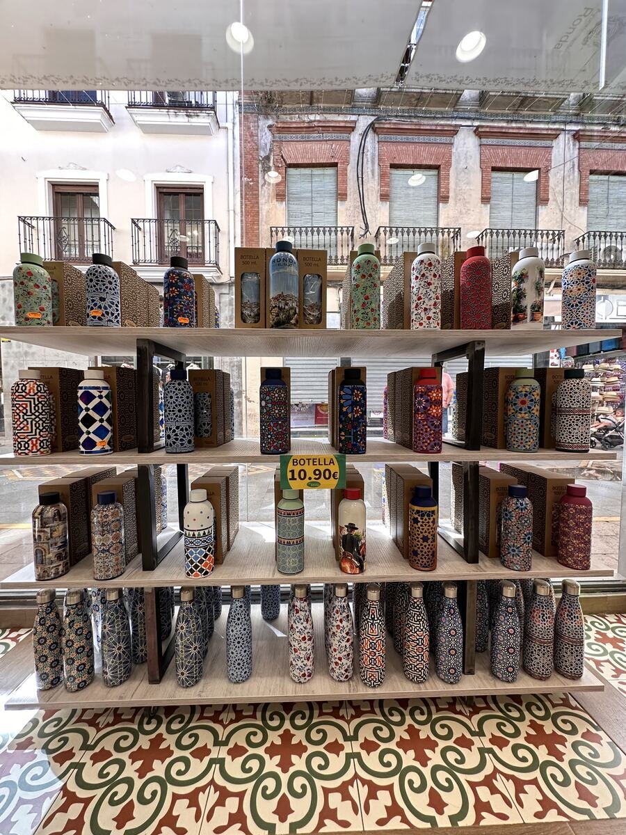 Estantería de botellas decoradas en la tienda de Ronda