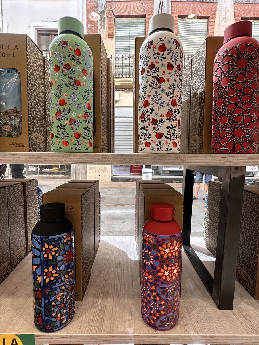 Botellas con dibujos de flores en la tienda de Ronda
