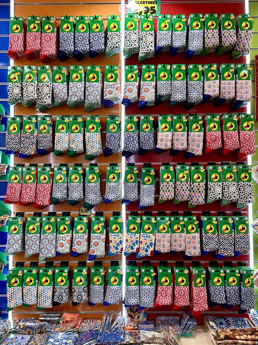 Pared de calcetines con dibujos de azulejo en la tienda de Córdoba