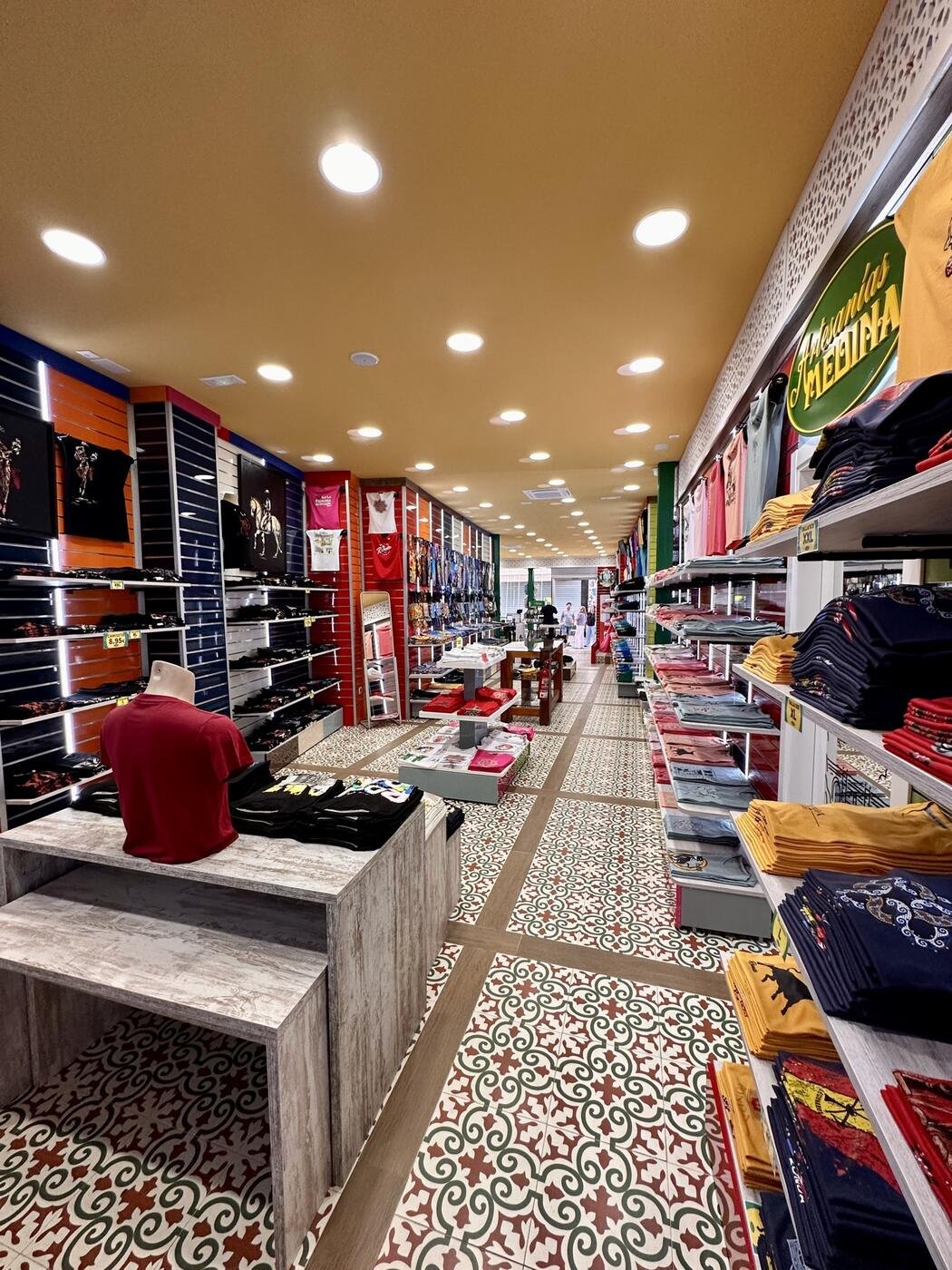 Sección de camisetas de diseño propio en la tienda de Ronda