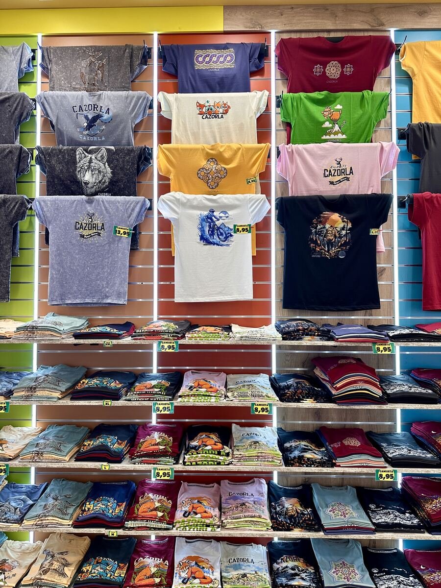 Camisetas con motivos de Cazorla expuestas en la tienda