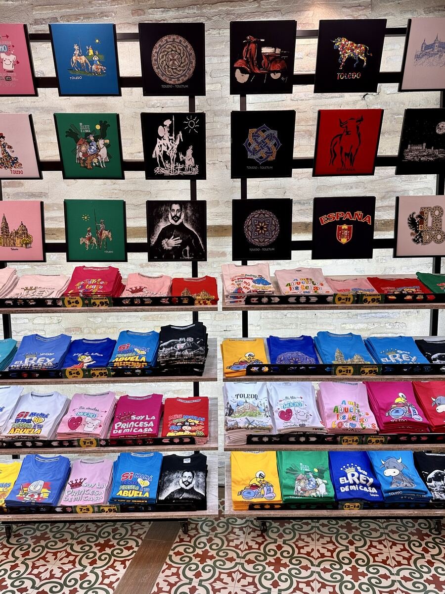 Expositor de camisetas en la tienda de Hombre de Palo, Toledo