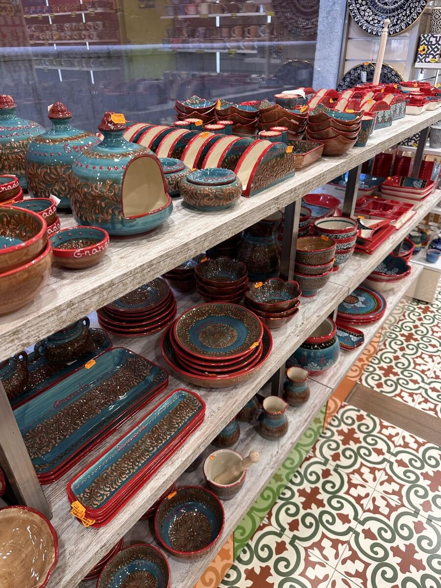 Fuentes y cuencos de cerámica en la tienda de Bib-Rambla 18, Granada