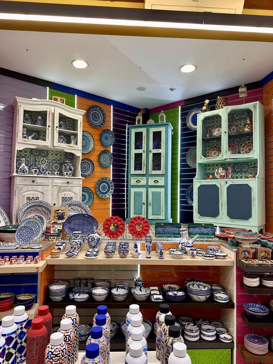 Alacenas con vajilla de cerámica azul en la tienda de Reyes Católicos 54, Granada