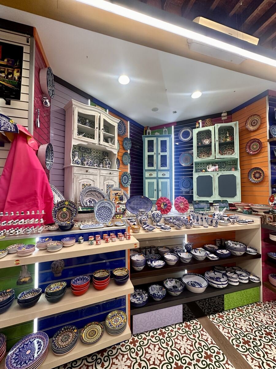 Rincón de cerámica en la tienda de Reyes Católicos 54, Granada
