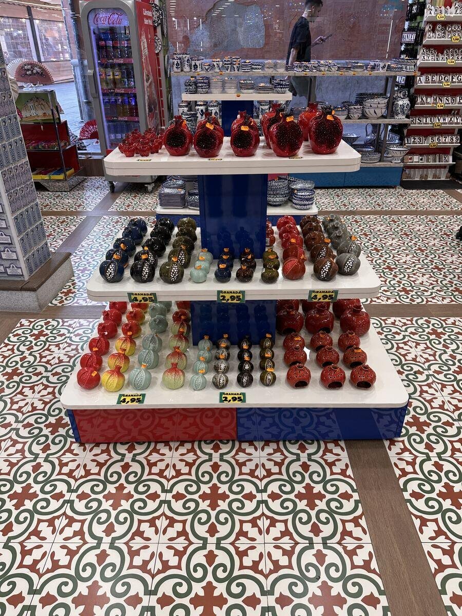 Expositor de granadas de cerámica en la tienda de Bib-Rambla 18, Granada