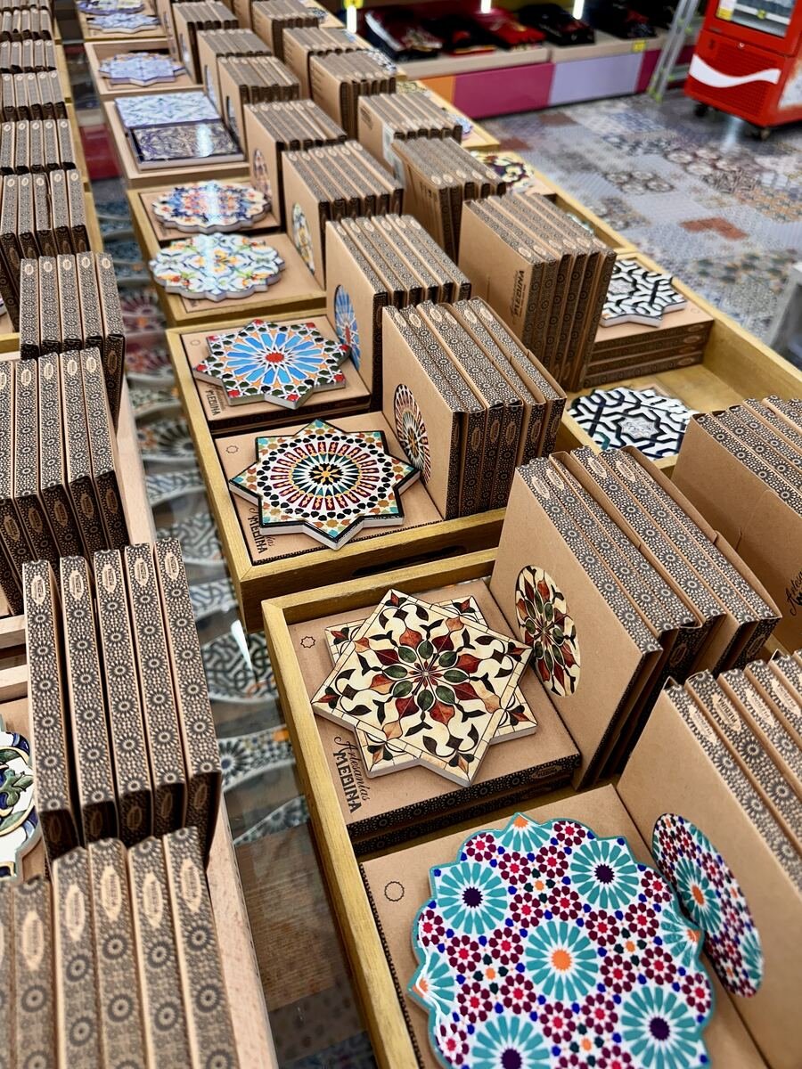 Posavasos con estrellas de azulejo y cajas de taracea en la tienda de Córdoba