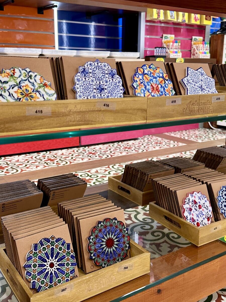 Posavasos de azulejo en la tienda de Placentines, Sevilla