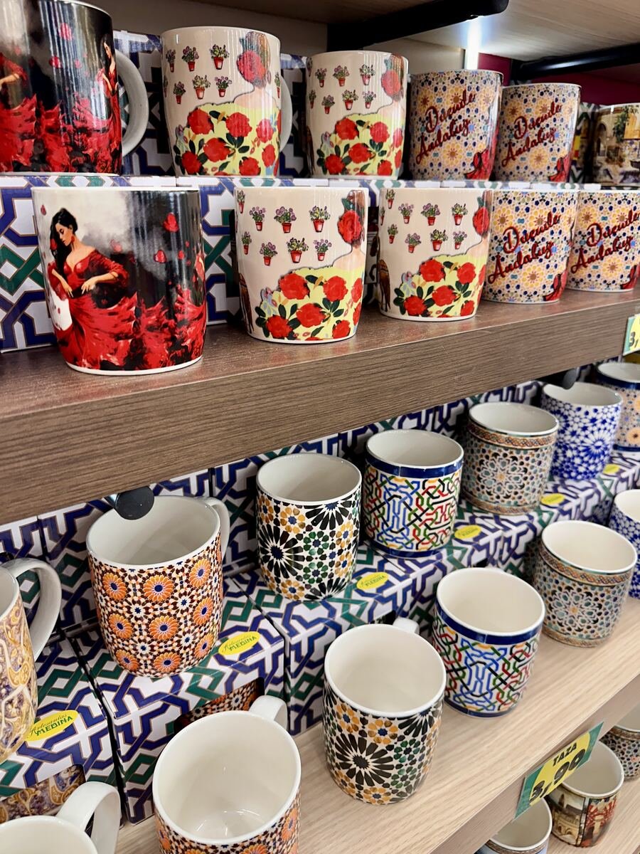 Tazas con motivos andaluces y arabescos en la tienda de Córdoba