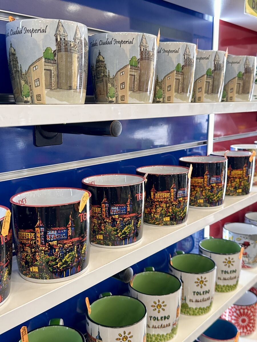 Tazas con vistas de Toledo en la tienda de Horno de los Bizcochos