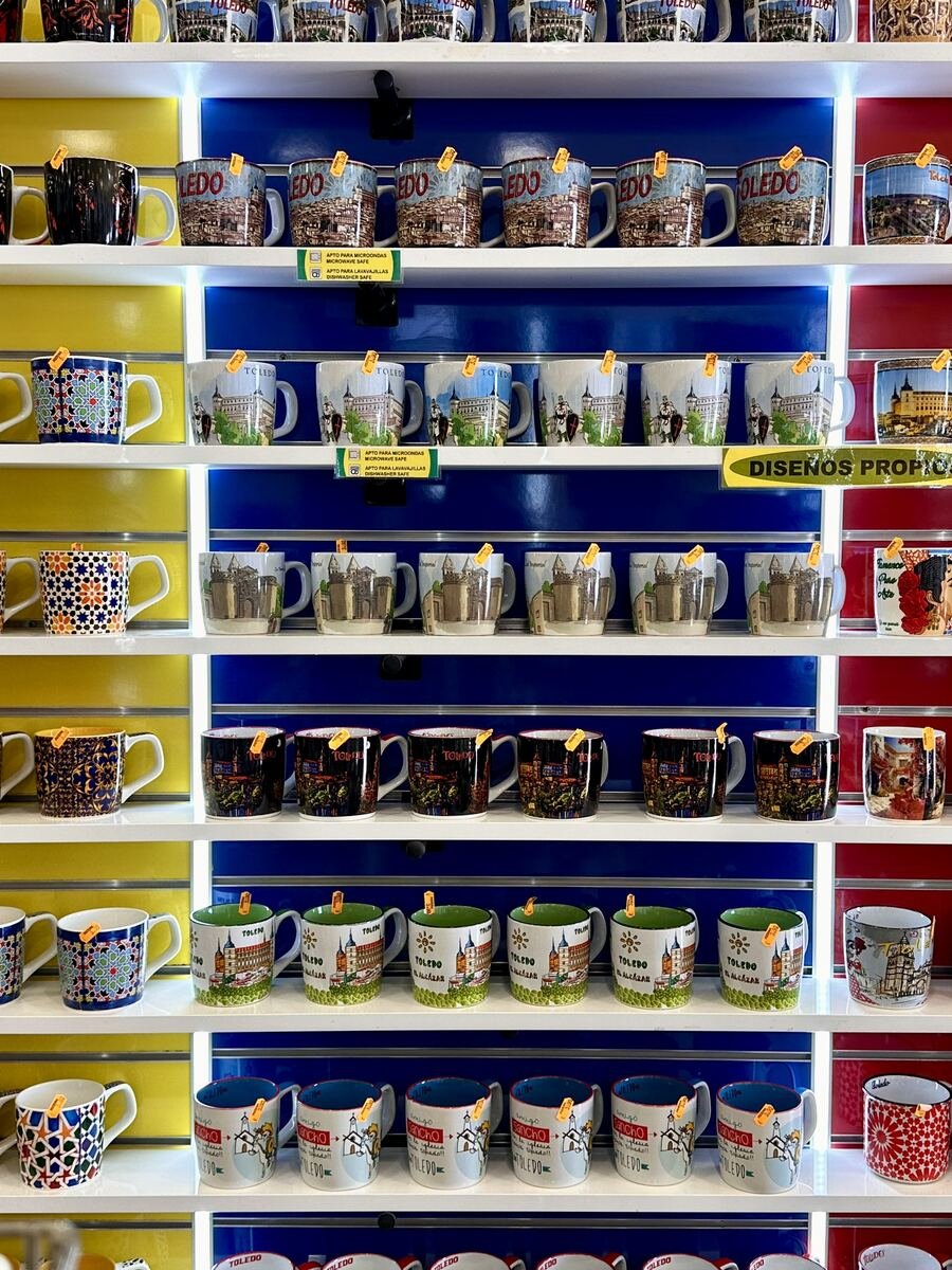 Pared de tazas en la tienda de Horno de los Bizcochos, Toledo