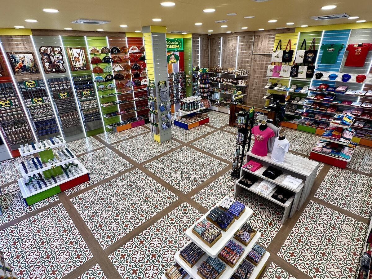 Interior de la tienda de Artesanías Medina en Dr. Muñoz 23, Cazorla