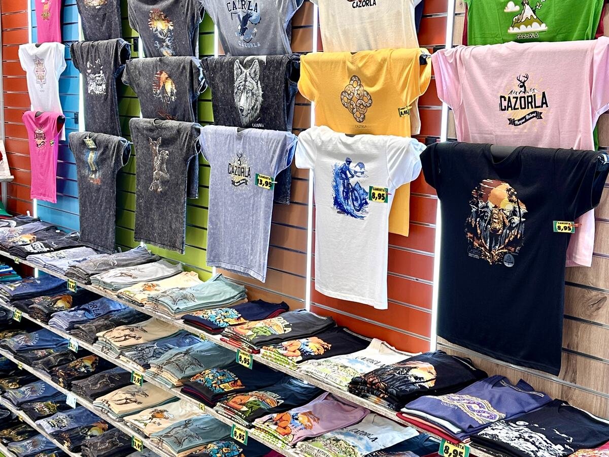 Fachada de la tienda de Artesanías Medina en Dr. Muñoz 23, Cazorla