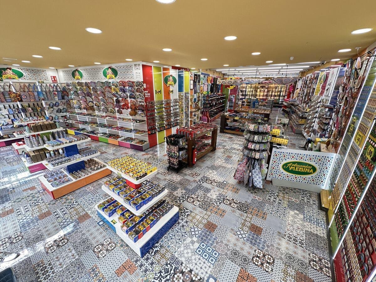 Interior de la tienda de Artesanías Medina en Deanes 9, Córdoba