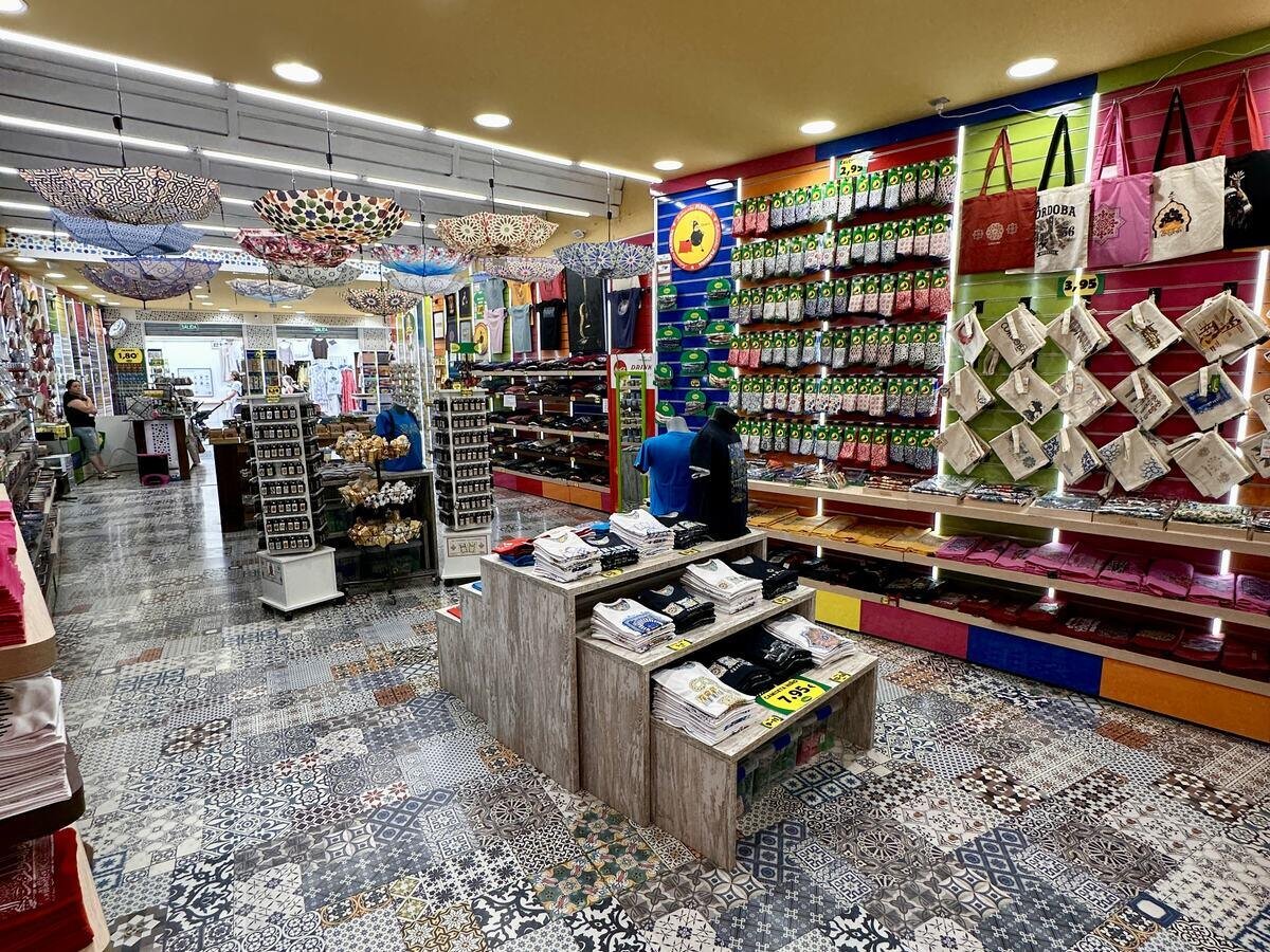 Rincón de la tienda de Artesanías Medina en Deanes 9, Córdoba