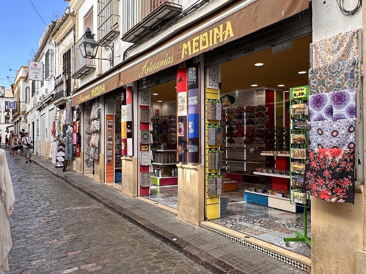 Fachada de la tienda de Artesanías Medina en Deanes 9, Córdoba