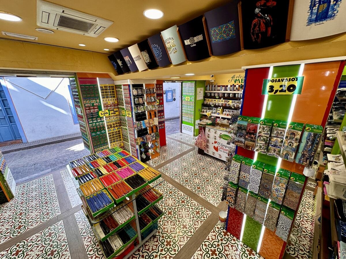 Interior de la tienda de Artesanías Medina en Romero 2, Córdoba