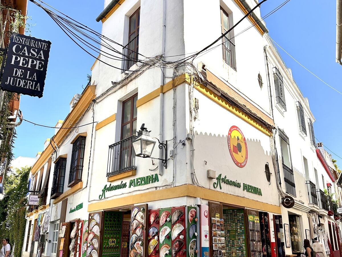 Fachada de la tienda de Artesanías Medina en Romero 2, Córdoba
