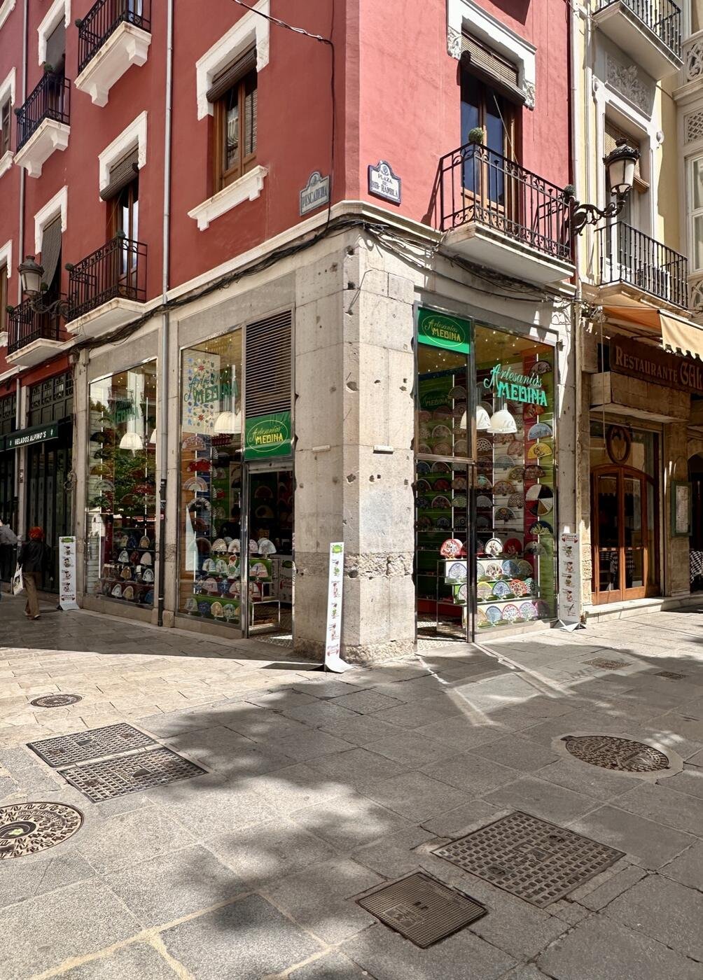 Tienda de Artesanías Medina en Granada, Plaza Bib-Rambla 13