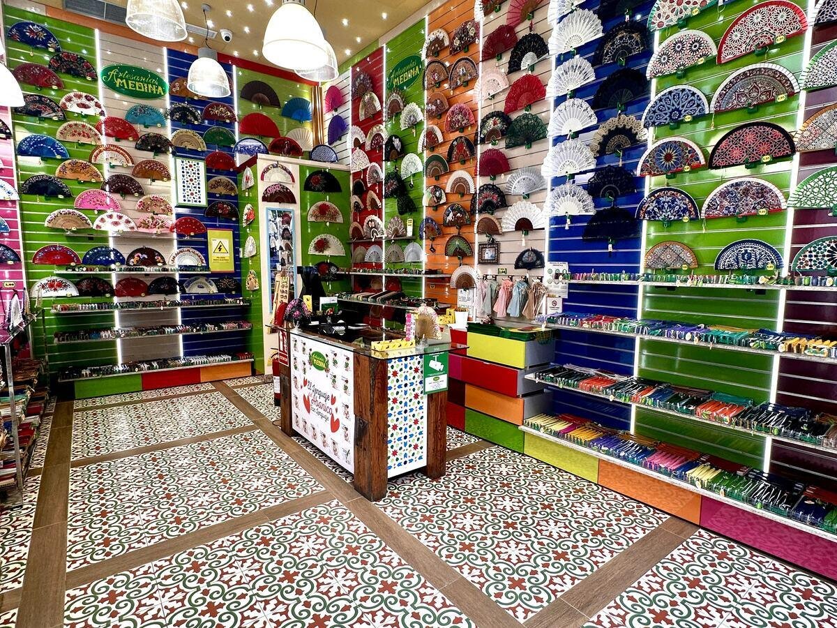 Interior de la tienda de Artesanías Medina en Plaza Bib-Rambla 13, Granada