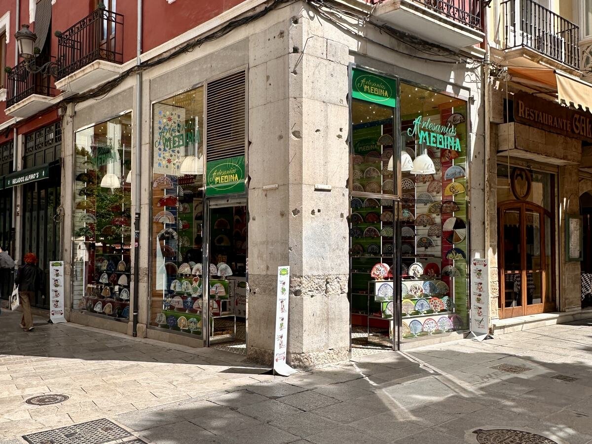 Fachada de la tienda de Artesanías Medina en Plaza Bib-Rambla 13, Granada
