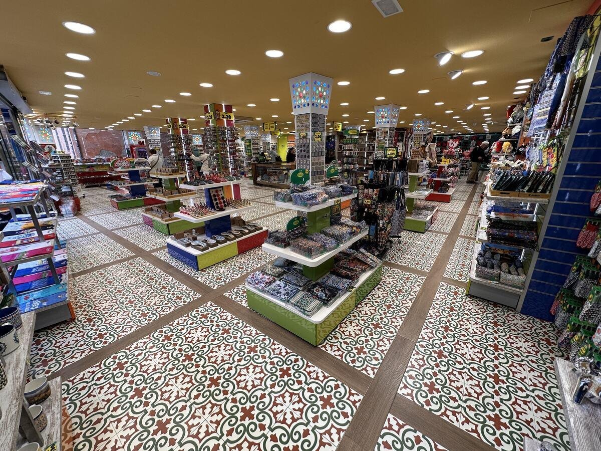 Interior de la tienda de Artesanías Medina en Plaza Bib-Rambla 18, Granada