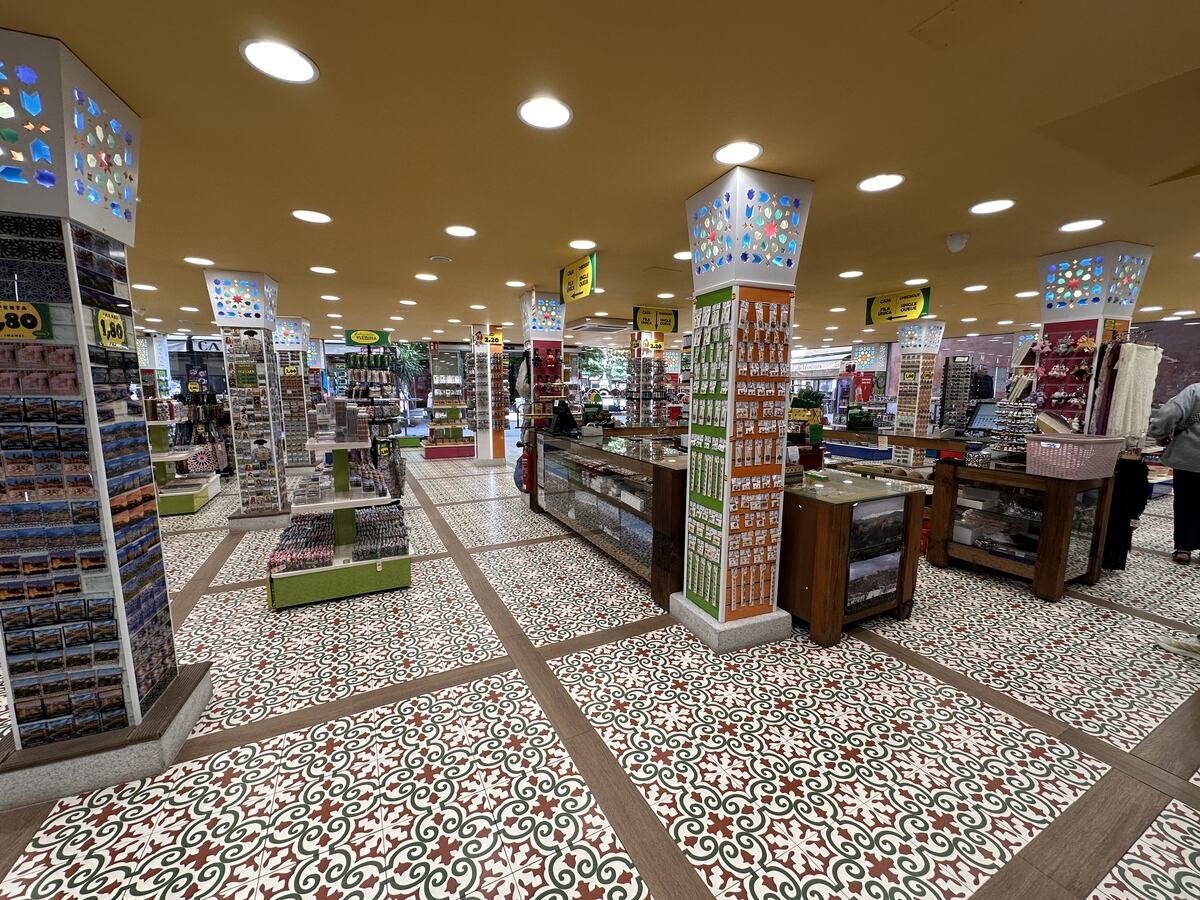 Rincón de la tienda de Artesanías Medina en Plaza Bib-Rambla 18, Granada