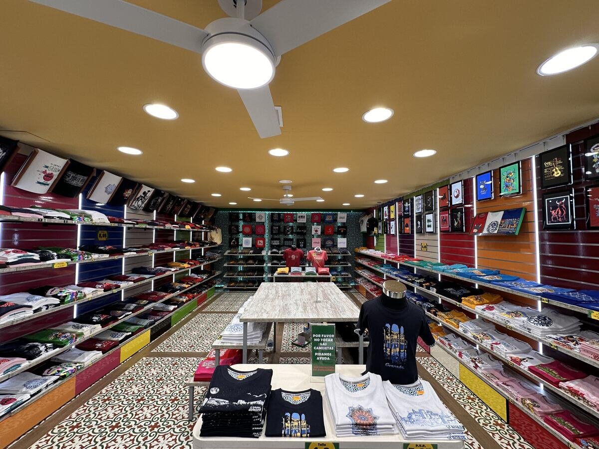 Rincón de la tienda de Artesanías Medina en Plaza Bib-Rambla 18, Granada