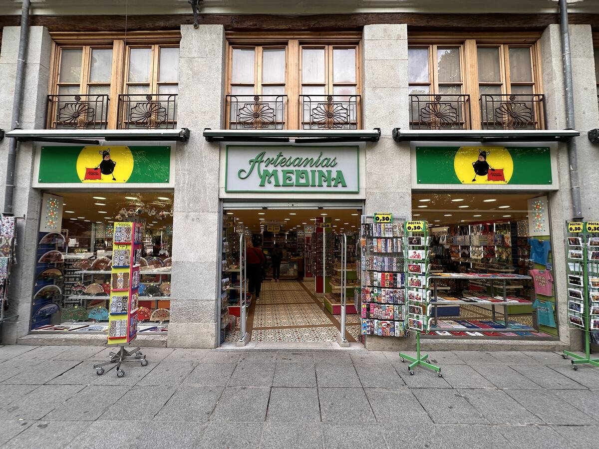 Fachada de la tienda de Artesanías Medina en Plaza Bib-Rambla 18, Granada