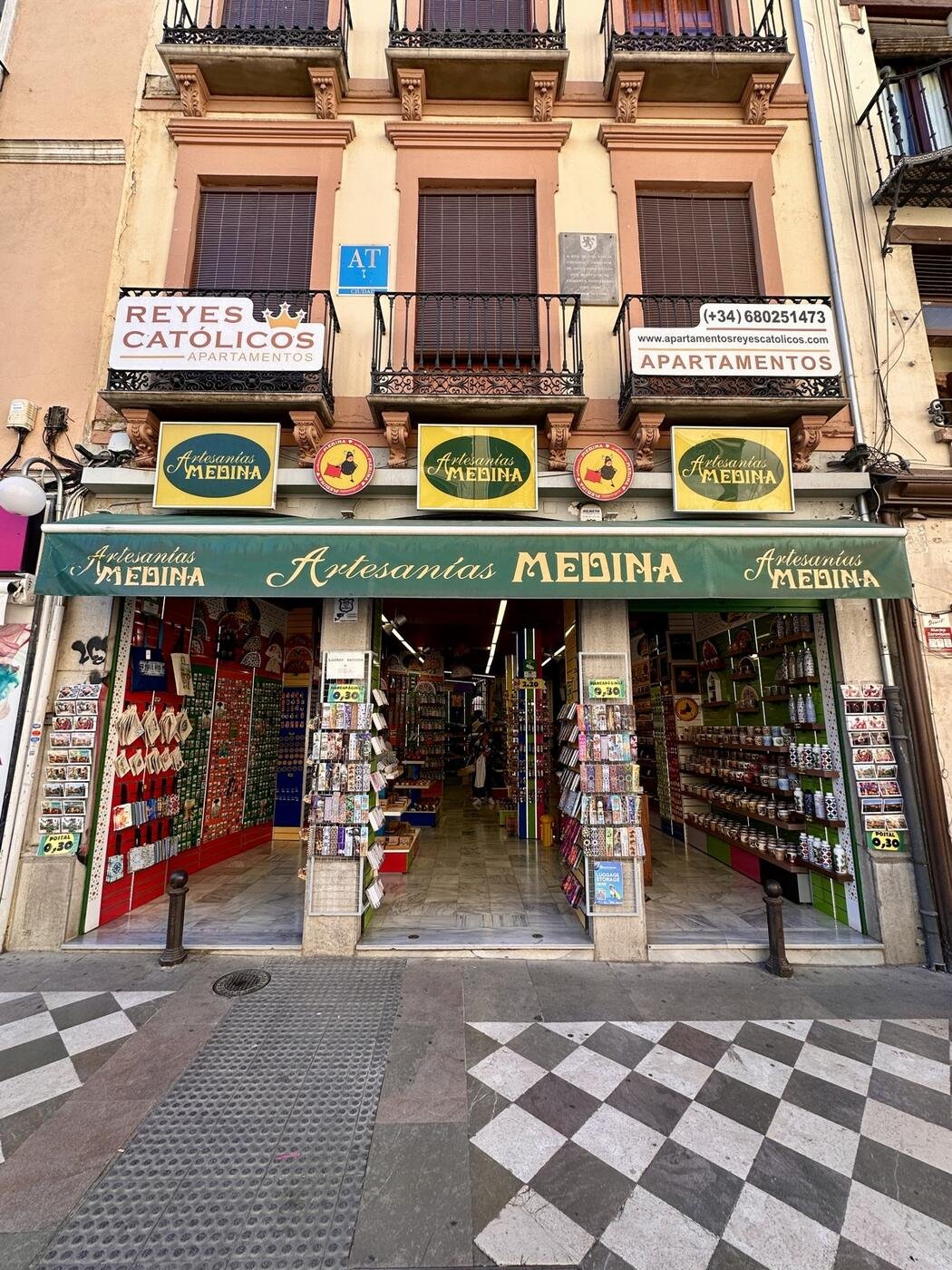 Tienda de Artesanías Medina en Granada, Reyes Católicos 54