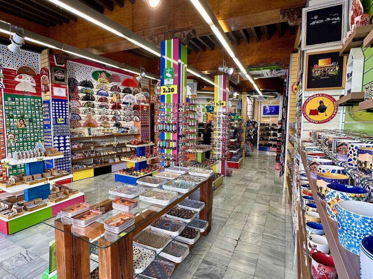 Interior de la tienda de Artesanías Medina en Reyes Católicos 54, Granada