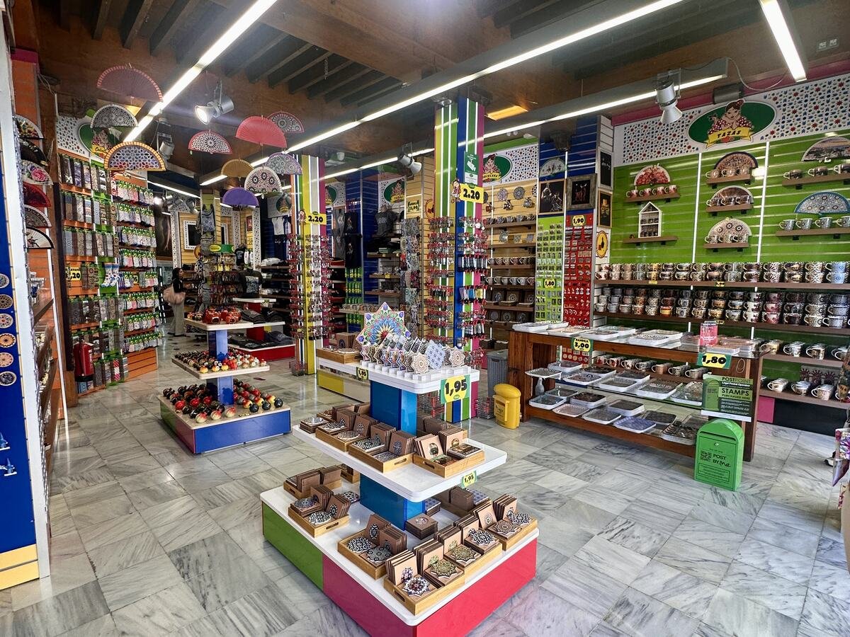 Rincón de la tienda de Artesanías Medina en Reyes Católicos 54, Granada