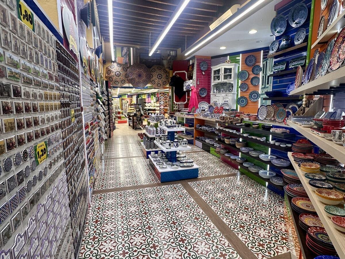 Rincón de la tienda de Artesanías Medina en Reyes Católicos 54, Granada