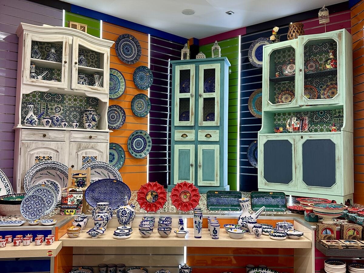 Fachada de la tienda de Artesanías Medina en Reyes Católicos 54, Granada