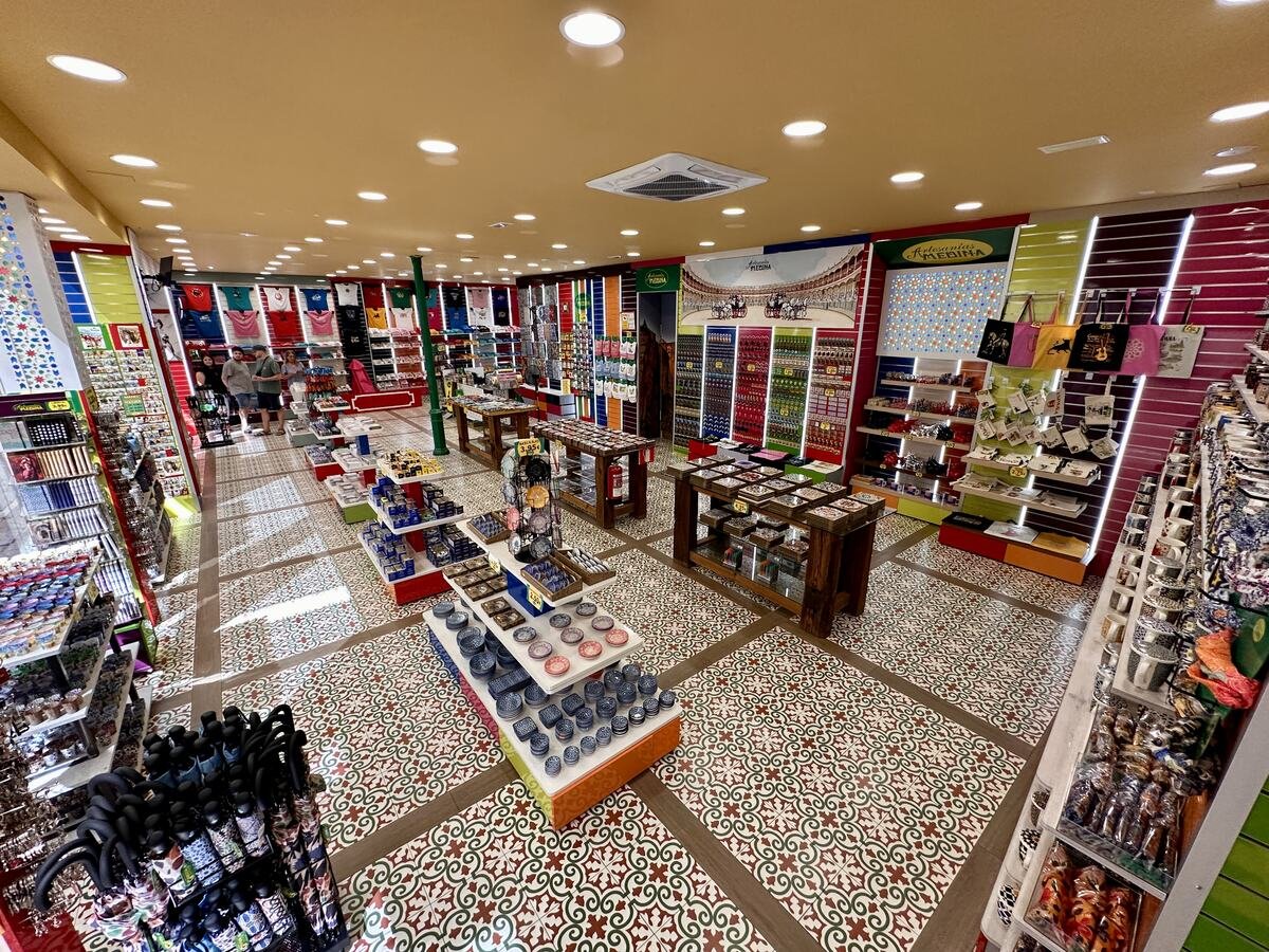 Interior de la tienda de Artesanías Medina en Espinel 11, Ronda