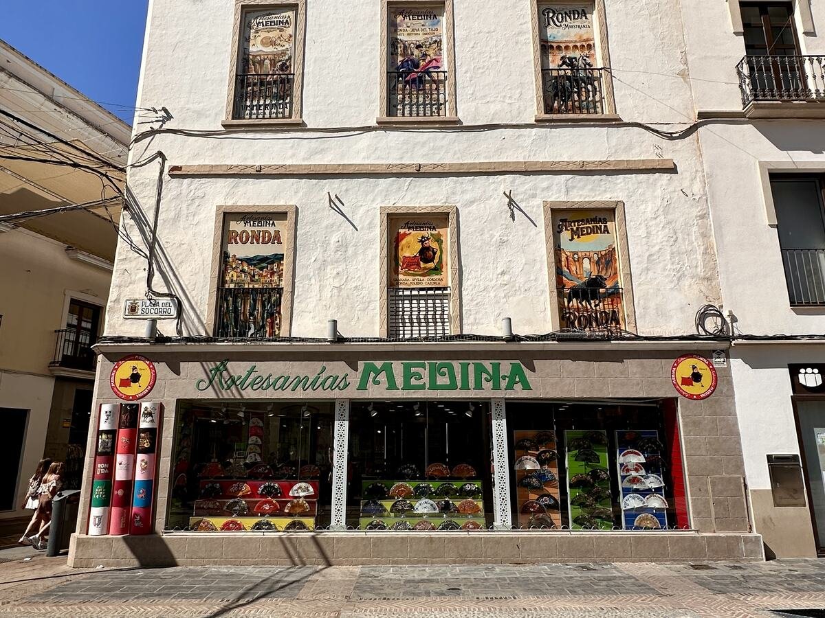 Fachada de la tienda de Artesanías Medina en Espinel 13, Ronda