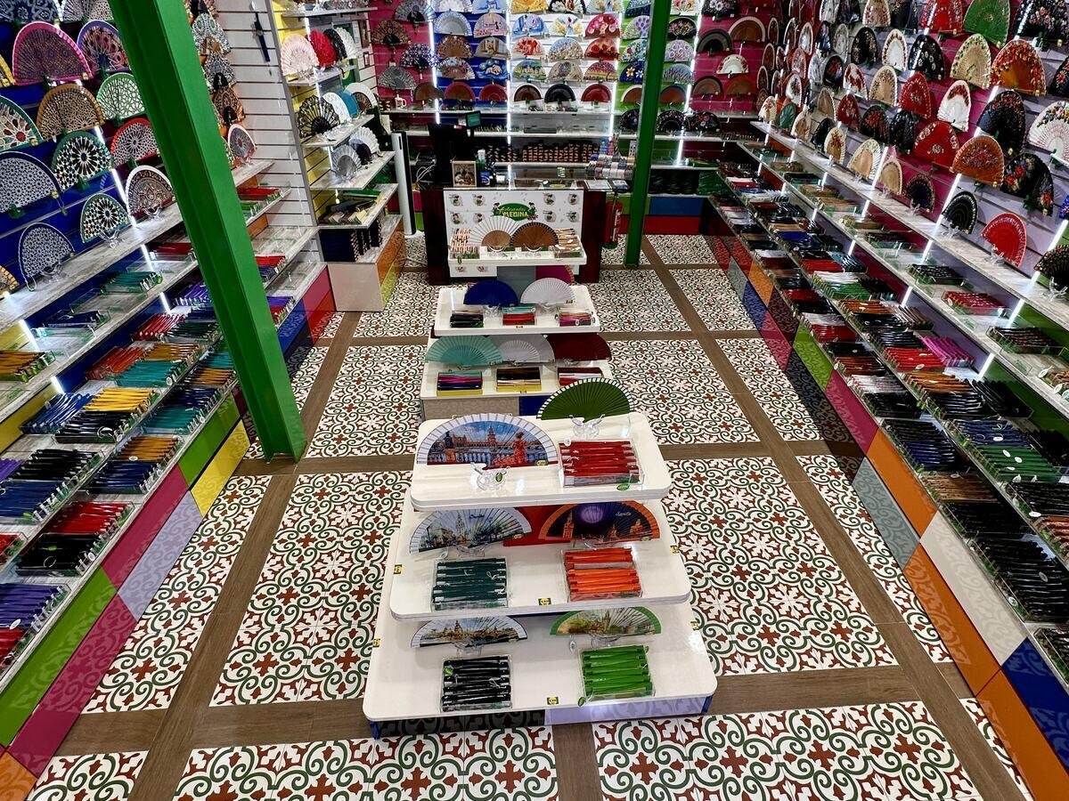 Interior de la tienda de Artesanías Medina en Hernando Colón 21, Sevilla