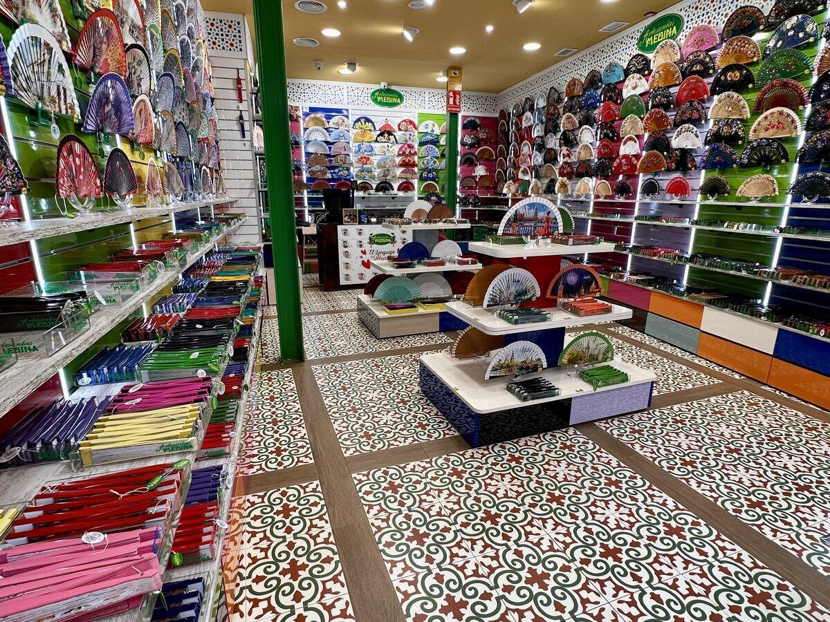 Rincón de la tienda de Artesanías Medina en Hernando Colón 21, Sevilla