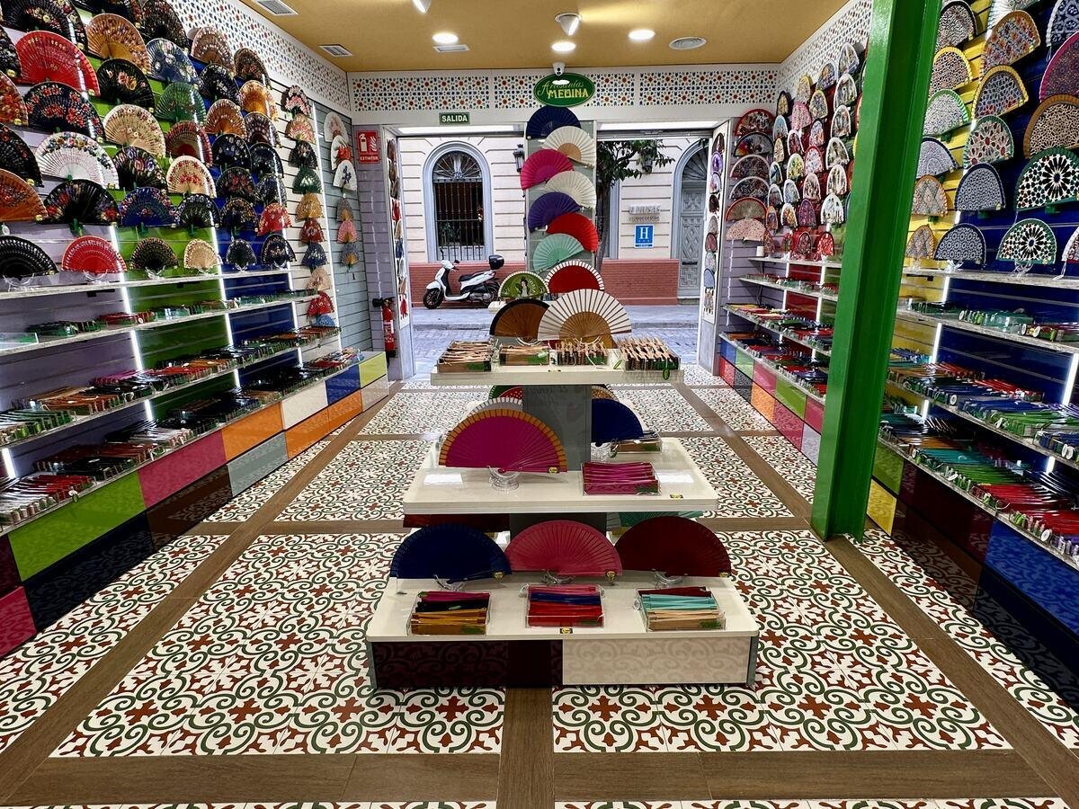 Rincón de la tienda de Artesanías Medina en Hernando Colón 21, Sevilla