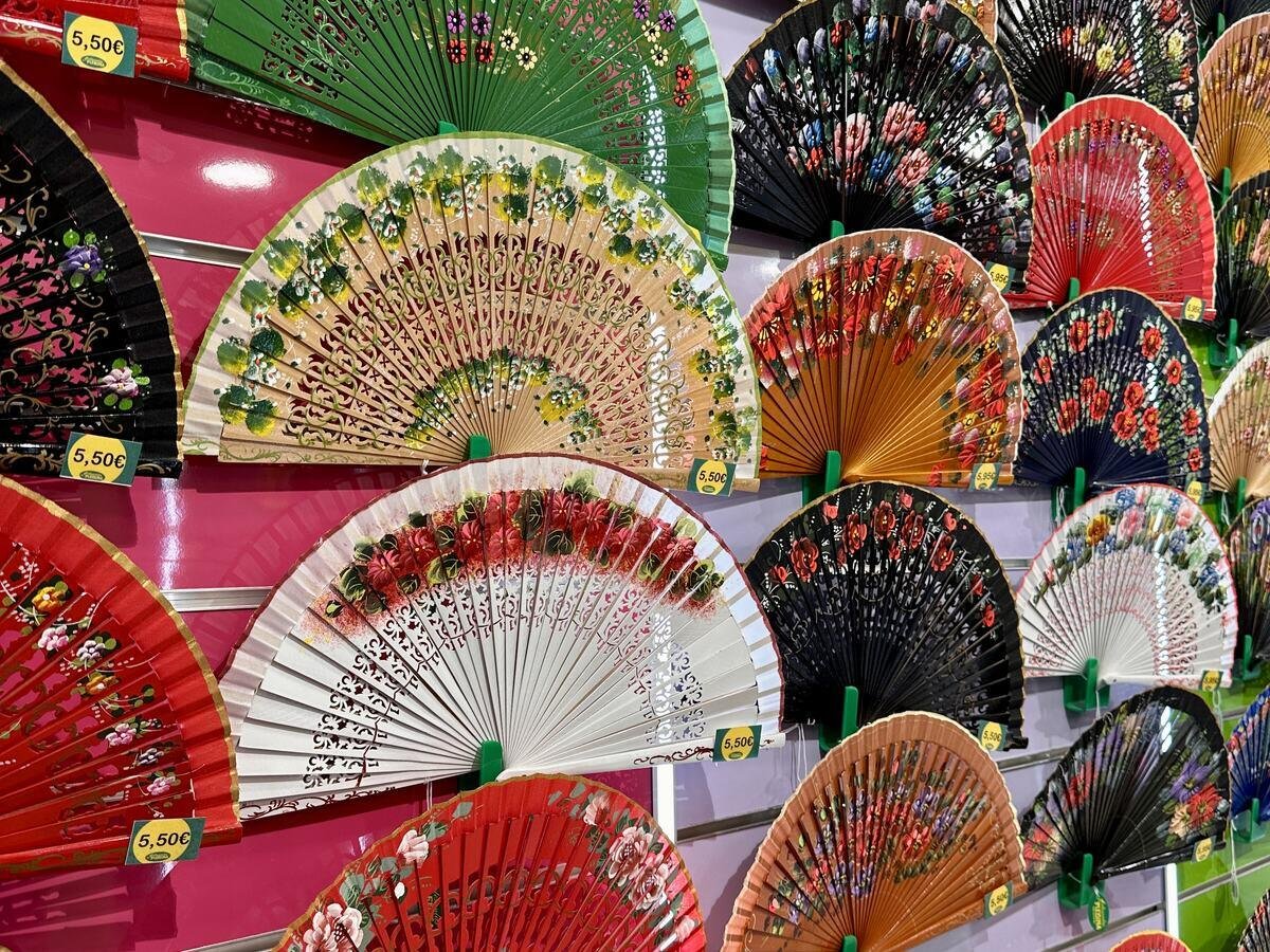 Rincón de la tienda de Artesanías Medina en Hernando Colón 21, Sevilla