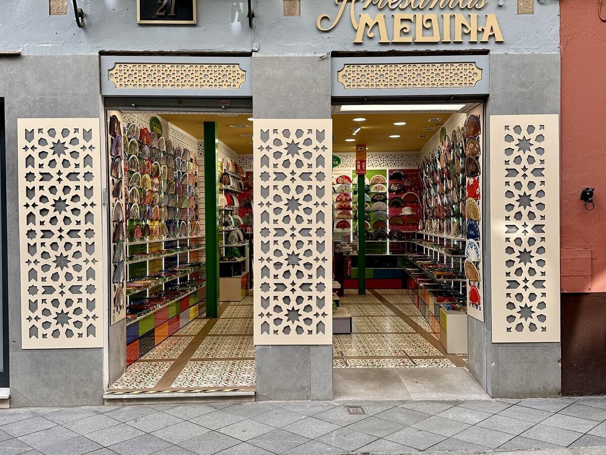 Fachada de la tienda de Artesanías Medina en Hernando Colón 21, Sevilla