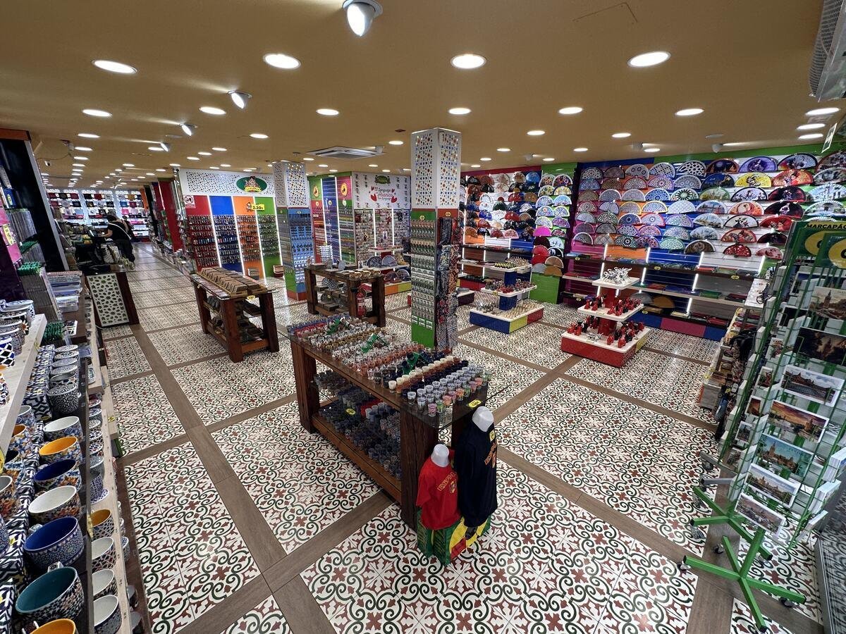 Interior de la tienda de Artesanías Medina en Placentines 23, Sevilla