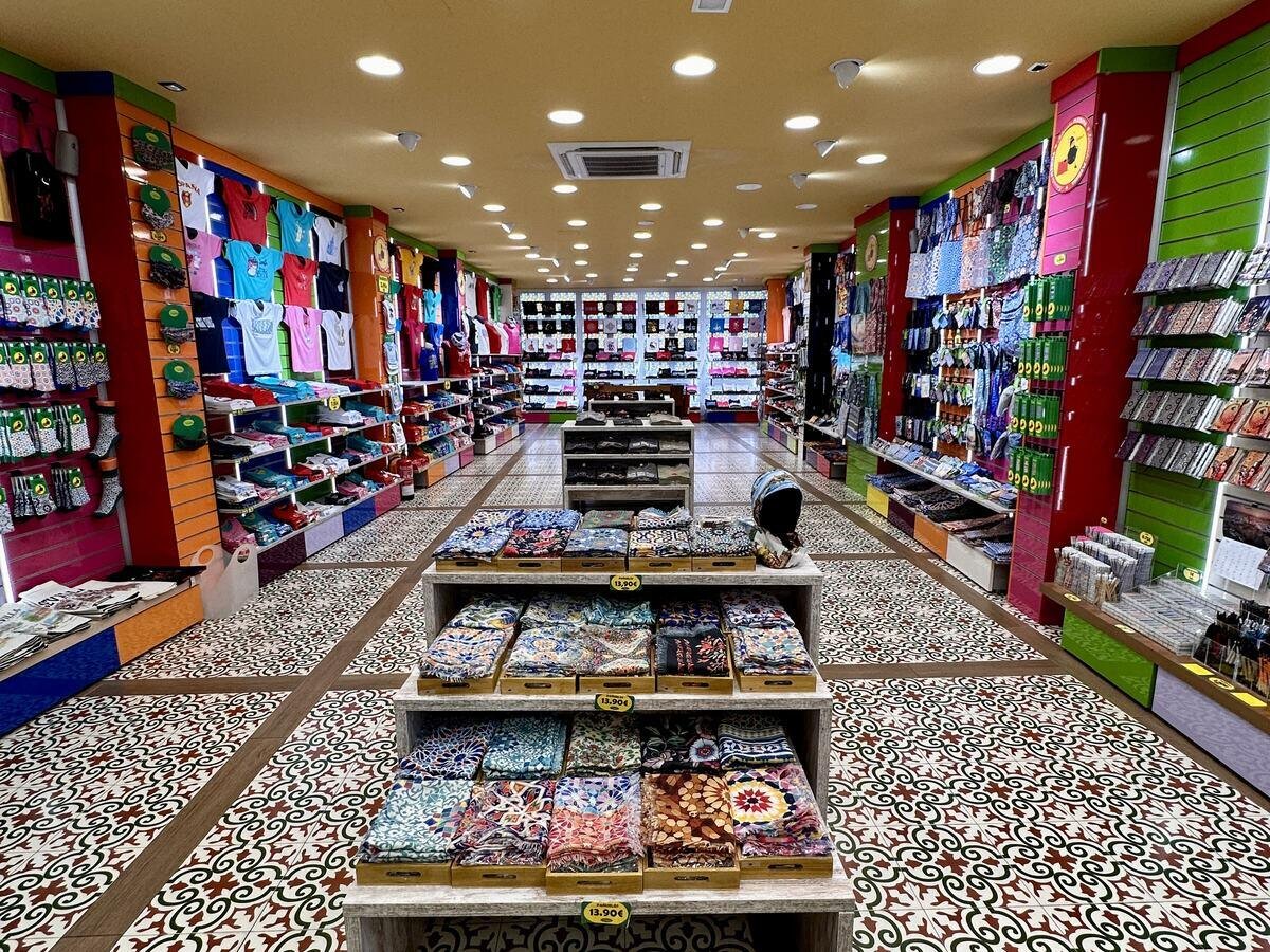 Rincón de la tienda de Artesanías Medina en Placentines 23, Sevilla